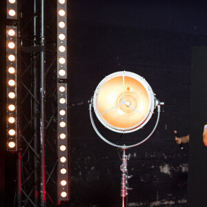 Exclusif - Amel Bent - Backstage de l'enregistrement de l'émission "300 Choeurs chantent Dassin" à Paris, qui sera diffusée le 16 octobre sur France 3. Le divertissement musical "300 Choeurs" fait sa rentrée avec une émission 100 % inédite consacrée à l'un des artistes les plus populaires dans les années 70, Joe Dassin. Toute la soirée, plusieurs générations d'artistes s'associeront aux plus beaux choeurs français pour reprendre à leurs côtés les plus grandes chansons de du chanteur dans des versions créées spécialement pour l'émission. Le 15 septembre 2020 © Tiziano Da Silva / Bestimage 