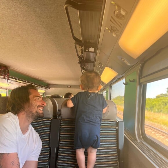 Camille Lacourt, sa compagne Alice et son fils Marius dans le train.