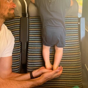Camille Lacourt, sa compagne Alice et son fils Marius dans le train.