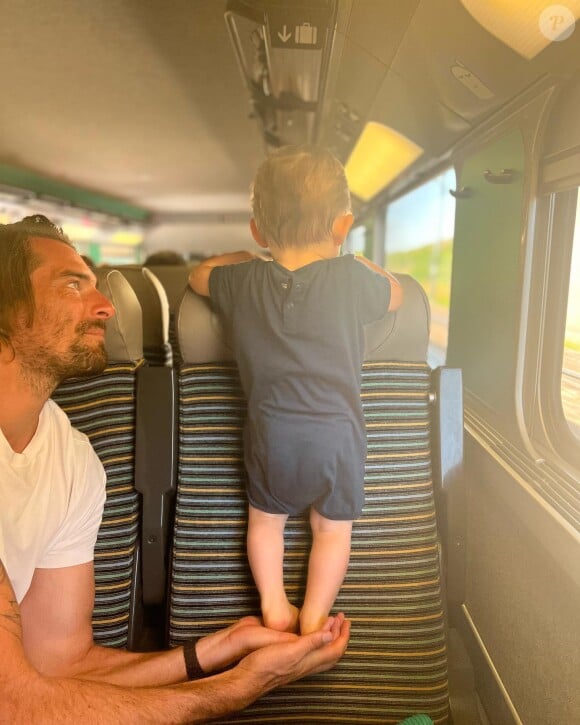 Camille Lacourt, sa compagne Alice et son fils Marius dans le train.