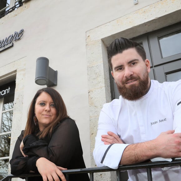Exclusif - La chanteuse Aurélie Cabrel, fille de Francis Cabrel, ouvre le superbe hôtel restaurant "Le square" à Astaffort le 11 avril 2018, fief de la famille Cabrel, village de 2500 habitants dans la campagne du Lot et Garonne proche d'Agen. L’établissement qui comporte un hôtel de 12 chambres, une brasserie et un restaurant gastronomique de 80 couverts appartenait il y 25 ans à son oncle Philippe et a été entièrement rénové par sa mère Mariette Cabrel (décoratrice d’intérieur). Très attachée au patrimoine astaffortais Aurélie Cabrel a trouvé logique et normal de refaire vivre ce patrimoine qui lui est cher car elle a grandi dans ce village. Aurélie Cabrel a fait appel à Julien Amat, ancien chef du Carré Gourmand à Boé, pour reprendre la gérance du restaurant. Les premières chambres sont au prix de 80 euros et les premiers menus à 19 euros. Aurélie Cabrel a tenu à décorer la salle côté bistrot avec les photos de tous les parrains des Rencontres d'Astaffort toujours pour être en adéquation avec ses valeurs et parce que les artistes font également partis du patrimoine astaffortais de Voix du Sud. La deuxième partie du restaurant : un côté gastronomique le soir et week-end avec un menu à partir de 38 € et à la carte. Le dimanche soir, pour terminer le week-end dans la convivialité, il vous est proposé un retour de bistrot avec un menu unique «surprise» à 20 €. Il est préférable de réserver au 05 53 47 08 24 ou restaurant@lesquareastaffort.fr Les Astaffortais se réjouissent de l'ouverture du Square, aussi les personnes âgées qui ont vu cet établissement vivre ont été les premières à réserver leur place au restaurant. Tout le monde sait que l'hôtellerie n'est pas le métier d'Aurélie Cabrel, et c'est lors d'une pause musicale que cette dernière s'est lancé ce nouveau challenge car elle adore apprendre et se lance toujours des défis pour apprendre. © Patrick Bernard/Bestimage (no web - No Blog pour suisse et Belgique) 