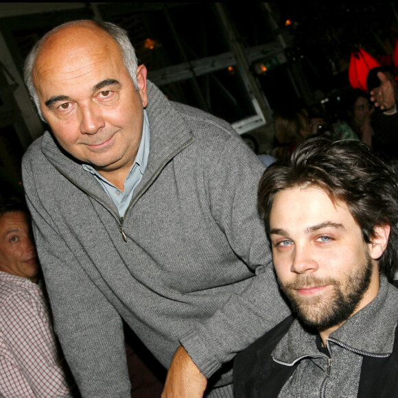 Exclusif - Gérard et Arthur Jugnot - Premier championnat du monde de pétanque molle organisé au café de la Jatte à Neuilly, le 6 novembre 2006