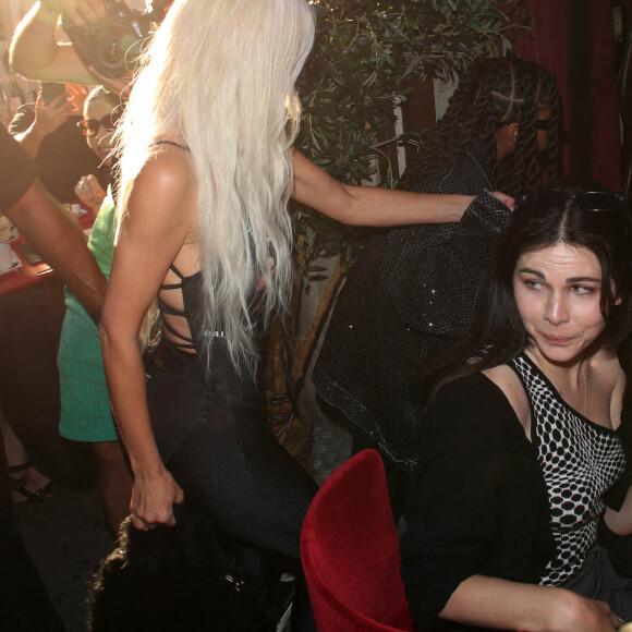 Kim Kardashian et sa fille North dînent au restaurant "Ferdi" lors de la Fashion Week de Paris (PFW), le 5 juillet 2022.
