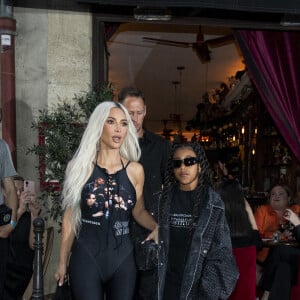 Kim Kardashian et sa fille North West quittent restaurant Ferdi avant de se rendre au Costes à Paris le 5 juillet 2022.