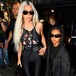 Kim Kardashian et sa fille North West se rendent au restaurant Ferdi à Paris le 5 juillet 2022. Pierre perusseau / Tiziano Da Silva / Bestimage 