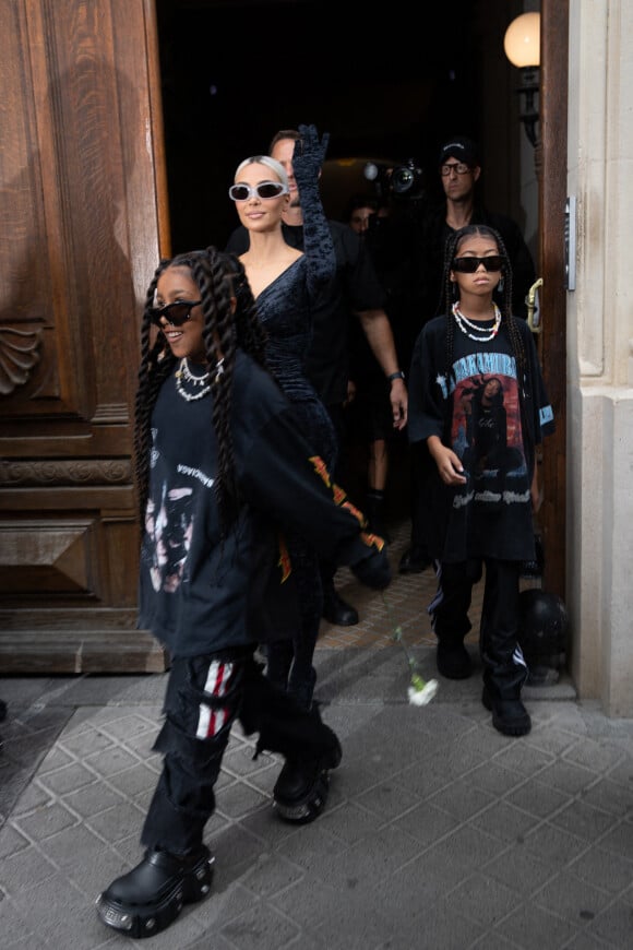Exclusif - Kim Kardashian et sa fille North West, Ryan - Sorties du défilé de mode Haute-Couture automne-hiver 2022-2023 "Balenciaga" à Paris. © Tiziano Da Silva-Pierre Perusseau / Bestimage