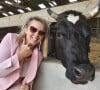 Nathalie de "L'amour est dans le pré" avec l'une de ses vaches