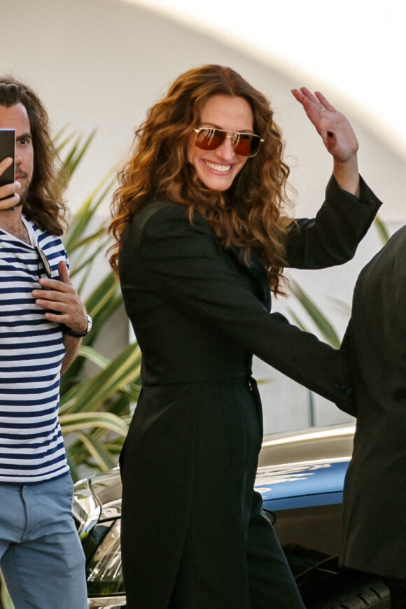 Julia Roberts à la sortie de l'hôtel "Martinez" lors du 75ème Festival International du Film de Cannes, le 19 mai 2022. 
