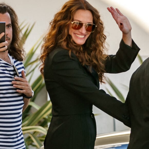 Julia Roberts à la sortie de l'hôtel "Martinez" lors du 75ème Festival International du Film de Cannes, le 19 mai 2022. 