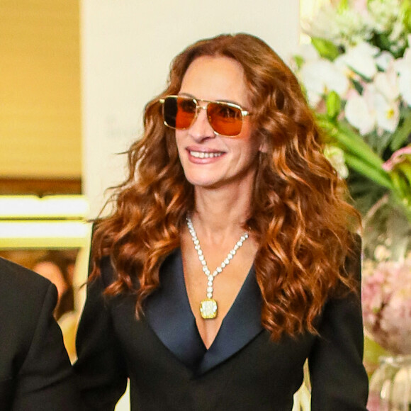 Julia Roberts à la sortie de l'hôtel "Martinez" lors du 75ème Festival International du Film de Cannes, France, le 19 mai 2022. © Tiziano Da Silva/Bestimage