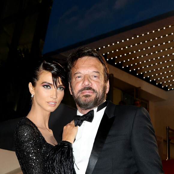 Samuel Le Bihan (costume Maison Jacob, chaussures Berluti) et sa compagne Stefania Cristian - Montée des marches du film "R.M.N." lors du 75ème Festival International du Film de Cannes, le 21 mai 2022. © Dominique Jacovides / Bestimage 