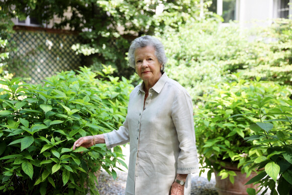 Exclusif - Rendez-vous avec Anne-Aymone Giscard d'Estaing dans le jardin de sa résidence, rue Bénouville dans le 16ème arrondissement de Paris. © Dominique Jacovides/Bestimage