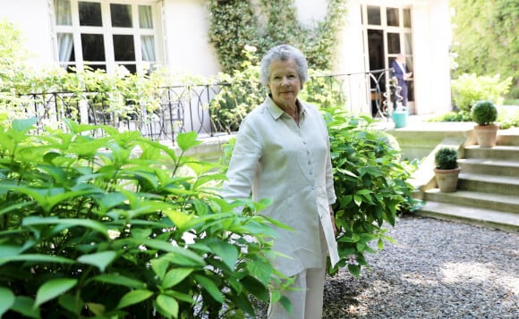 Exclusif - Rendez-vous avec Anne-Aymone Giscard d'Estaing dans le jardin de sa résidence, rue Bénouville dans le 16ème arrondissement de Paris le 22 juin 2022. © Dominique Jacovides/Bestimage