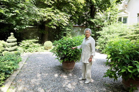 Exclusif - Rendez-vous avec Anne-Aymone Giscard d'Estaing dans le jardin de sa résidence, rue Bénouville dans le 16ème arrondissement de Paris le 22 juin 2022. © Dominique Jacovides/Bestimage