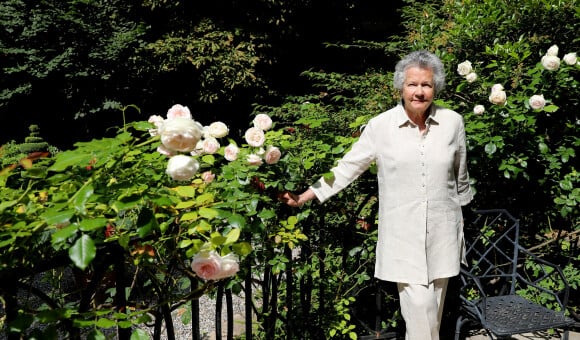 Exclusif - Rendez-vous avec Anne-Aymone Giscard d'Estaing dans le jardin de sa résidence, rue Bénouville dans le 16ème arrondissement de Paris le 22 juin 2022. © Dominique Jacovides/Bestimage