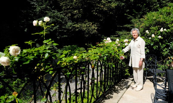 Exclusif - Rendez-vous avec Anne-Aymone Giscard d'Estaing dans le jardin de sa résidence, rue Bénouville dans le 16ème arrondissement de Paris le 22 juin 2022. © Dominique Jacovides/Bestimage