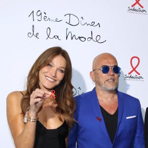 Carla Bruni Sarkozy et Pascal Obispo - 19ème "Diner de la Mode" au bénéfice de Sidaction au Pavillon Cambon Capucines dans le cadre de la Fashion Week de Paris, France. Le 7 juillet 2022. © Olivier Borde-Bertrand Rindoff Petroff / Bestimage 