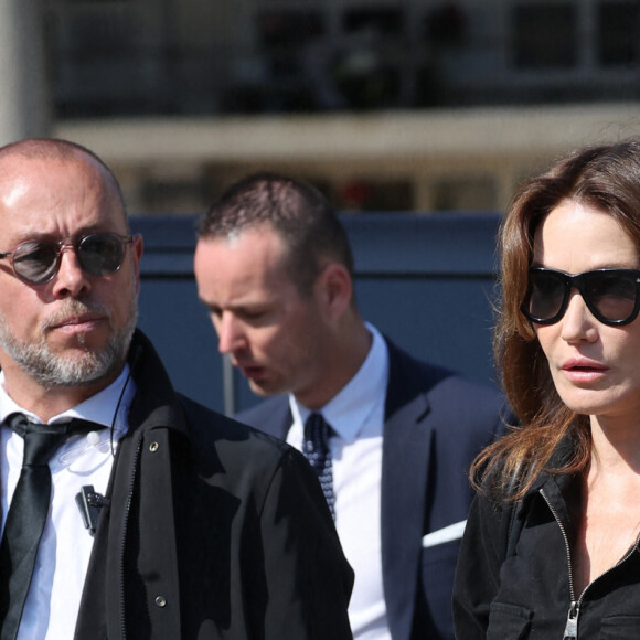 Carla Bruni-Sarkozy - Obsèques de la chanteuse Régine au Crematorium du cimetière du Père-Lachaise à Paris. Le 9 mai 2022 © Jacovides-Moreau / Bestimage 