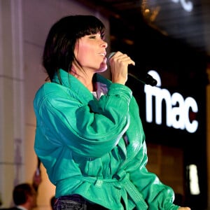 Exclusif - Jenifer, la chanteuse française et coach dans The Voice, a inauguré les illuminations de Noël sur la Place des Arcades du centre commercial au Polygone Riviera à Cagnes sur Mer, près de Nice avant de faire un show case suivi d'une séance de dédicaces à la Fnac le 25 novembre 2019. © Bruno Bebert/Bestimage 