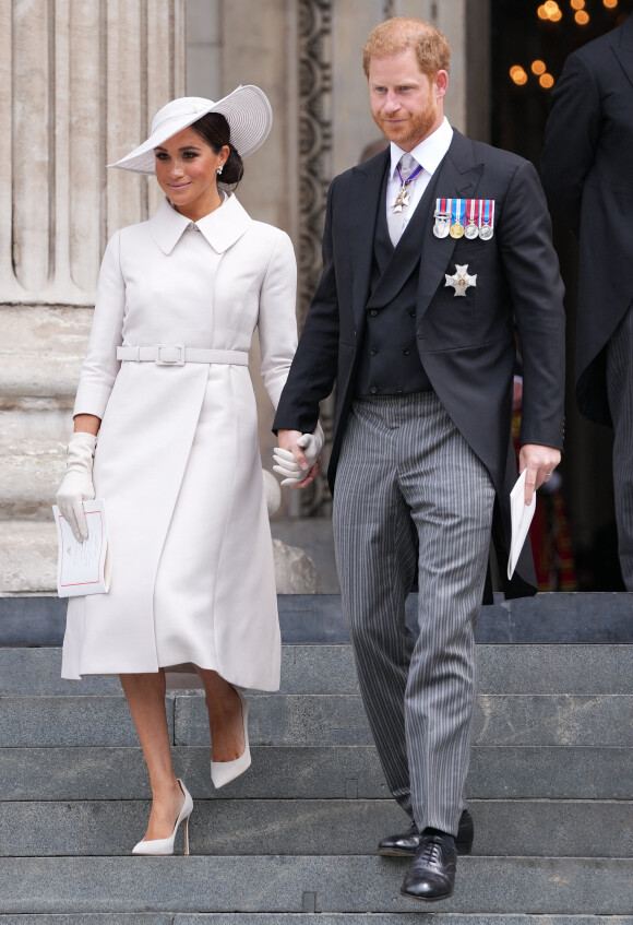 Le prince Harry, duc de Sussex, et Meghan Markle, duchesse de Sussex à la sortie de la messe du jubilé, célébrée à la cathédrale Saint-Paul de Londres, Royaume Uni, le 3 juin 2022. 