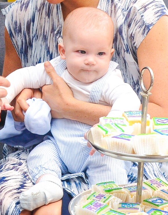 Le prince Harry et Meghan Markle présentent leur fils Archie à Desmond Tutu à Cape Town, Afrique du Sud le 25 septembre 2019. 