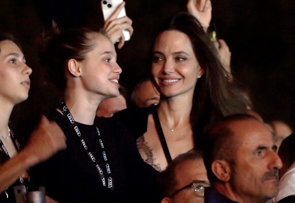 Angelina Jolie et sa fille Shiloh Jolie-Pitt assistent au concert Maneskin pour la première mondiale du "Loud Kids Tour" au "Circo Massimo" à Rome, Italie, le 9 juillet 2022. 