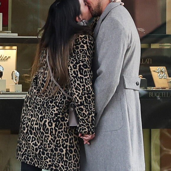 Exclusif - Capucine Anav et son compagnon Victor sont allés choisir leurs alliances pour leur futur mariage, à la bijouterie Galeries Lafayette - Royal Quartz Paris rue Royal à Paris, France, le 7 février 2022.