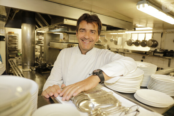 Le chef Yannick Alleno pose dans les cuisines du Pavillon Ledoyen lors de la nouvelle édition sur la gastronomie Francilienne, "Etude de marchés, les parcours de la gastronomie en île de France" à Paris le 19 septembre 2017. © Cédric Perrin/Bestimage