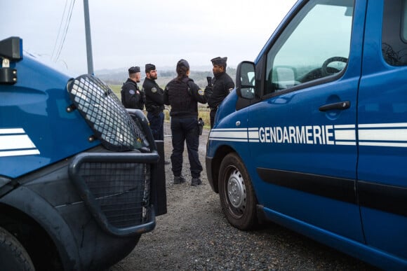 Les gendarmes bloquant l'accès vers Cagnac-les-Mines dans le cadre de la disparition de Delphine Jubillar - 17 janvier 2022