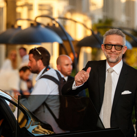 Vincent Cassel et sa femme Tina Kunakey à la sortie de l'hôtel "Martinez" lors du 75ème Festival International du Film de Cannes, le 23 mai 2022. 