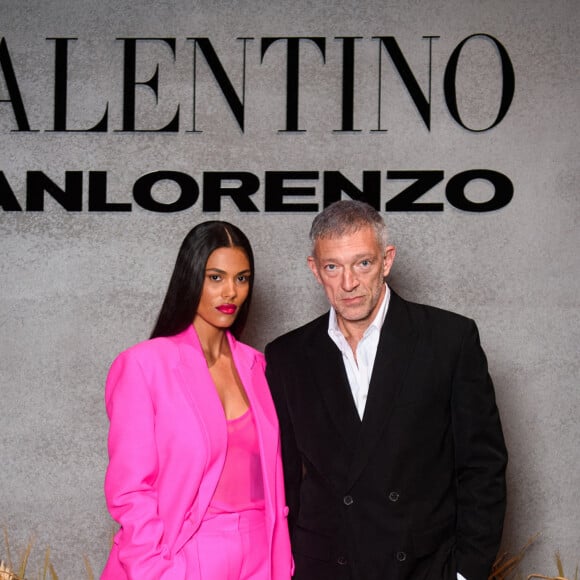 Tina Kunakey et son mari Vincent Cassel au photocall du dîner "Valentino" lors de la 59ème Biennale de Venise, le 22 avril 2022. 