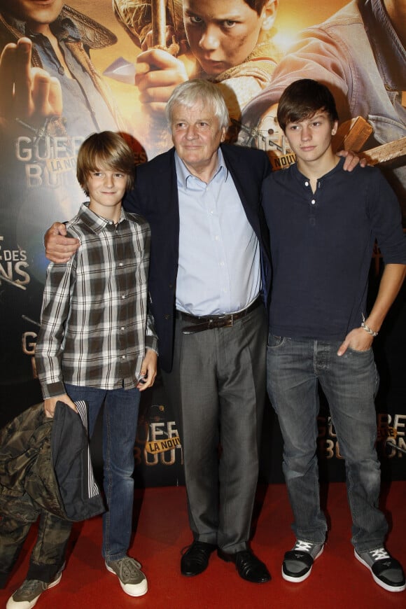 En France, à Paris, Jacques Perrin et ses fils Lancelot et Maxence, lors de l'avant-première du film La nouvelle guerre des boutons au cinéma Gaumont Opéra le 18 septembre 2011.