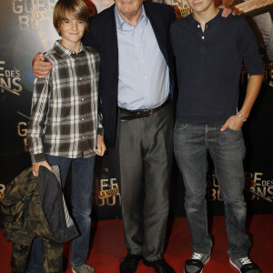 En France, à Paris, Jacques Perrin et ses fils Lancelot et Maxence, lors de l'avant-première du film La nouvelle guerre des boutons au cinéma Gaumont Opéra le 18 septembre 2011.