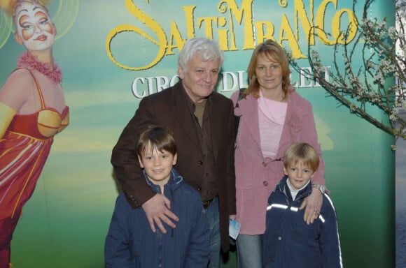 En France, à Paris, au spectacle SALTIMBANCO du Cirque du Soleil, Jacques Perrin avec sa femme Valentine et ses enfants Maxence et Lancelot le 7 avril 2005