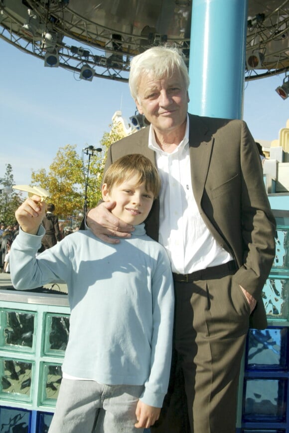En France, à Marne-la-Vallée, à Disneyland Resort, à l'occasiond e la sortie en DVD du film LES CHORISTES, Jacques Perrin et son fils Maxence le 23 octobre 2004