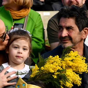 Adriana Karembeu Ohanian, son mari Aram et leur fille Nina durant la première bataille de fleurs du Carnaval de Nice 2022, Roi des Animaux, place Masséna à Nice, le 13 février 2022. La 137eme édition du 1er carnaval de France et l'un des plus célèbres du monde, attirant chaque année des centaines de milliers de spectateurs va durer jusqu'au 27 février alternant corso carnavalesque et batailles de fleurs. Cette année des mesures liées à la crise sanitaire sont appliquées, à savoir une jauge à 5000 spéctateurs ou le pass sanitaire demandé pour accéder dans l'enceinte du corso. © Bruno Bebert/Bestimage