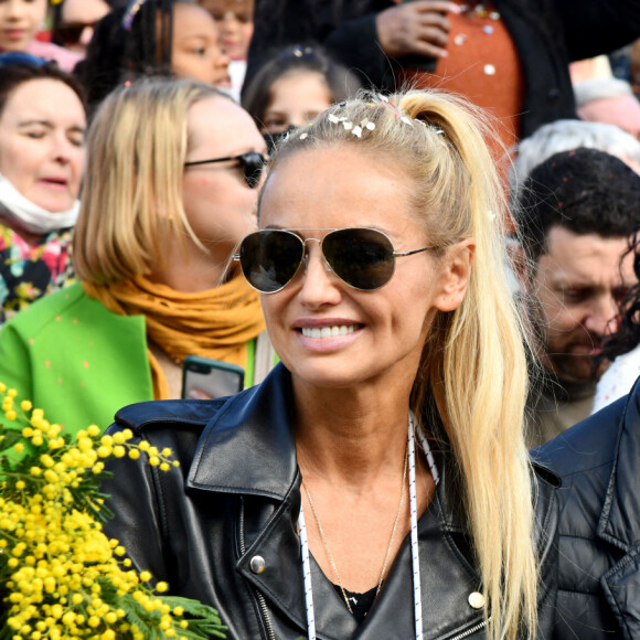 Adriana Karembeu Ohanian et son mari Aram durant la première bataille de fleurs du Carnaval de Nice 2022, Roi des Animaux, place Masséna à Nice, le 13 février 2022. La 137eme édition du 1er carnaval de France et l'un des plus célèbres du monde, attirant chaque année des centaines de milliers de spectateurs va durer jusqu'au 27 février alternant corso carnavalesque et batailles de fleurs. Cette année des mesures liées à la crise sanitaire sont appliquées, à savoir une jauge à 5000 spéctateurs ou le pass sanitaire demandé pour accéder dans l'enceinte du corso. © Bruno Bebert/Bestimage