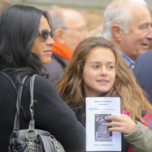 Nathalie Marquay-Pernaut et sa fille Lou - Sortie de la cérémonie religieuse des obsèques de Françoise Pernaut (Pillot) en la cathédrale Notre-Dame d'Amiens, France, le 19 octobre 2016, pour l'inhumation au cimetière de Bouvaincourt-sur-Bresle. © Agence/Bestimage