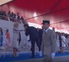 Emmanuel Macron fait un baise-main à Brigitte