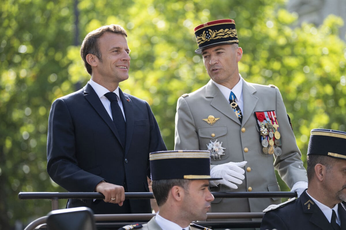 Photo : Thierry Burkhard, chef d'état major des armées - Le président Emmanuel Macron lors du défilé militaire du 14 Juillet à Paris. © Eliot Blondet / Pool / Bestimage - Purepeople