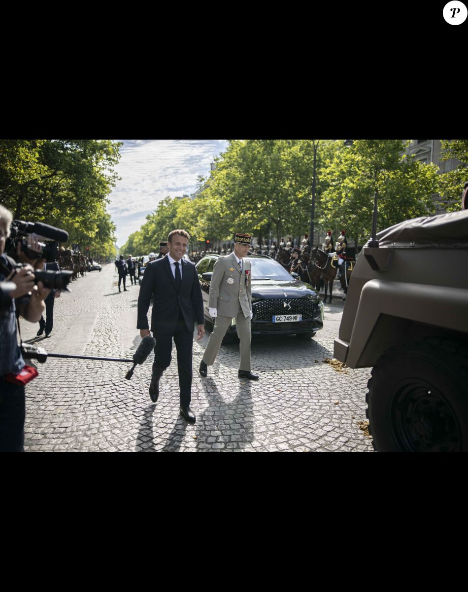 Thierry Burkhard, chef d'état major des armées - Le président Emmanuel Macron lors du défilé militaire du 14 Juillet à Paris. © Eliot Blondet / Pool / Bestimage