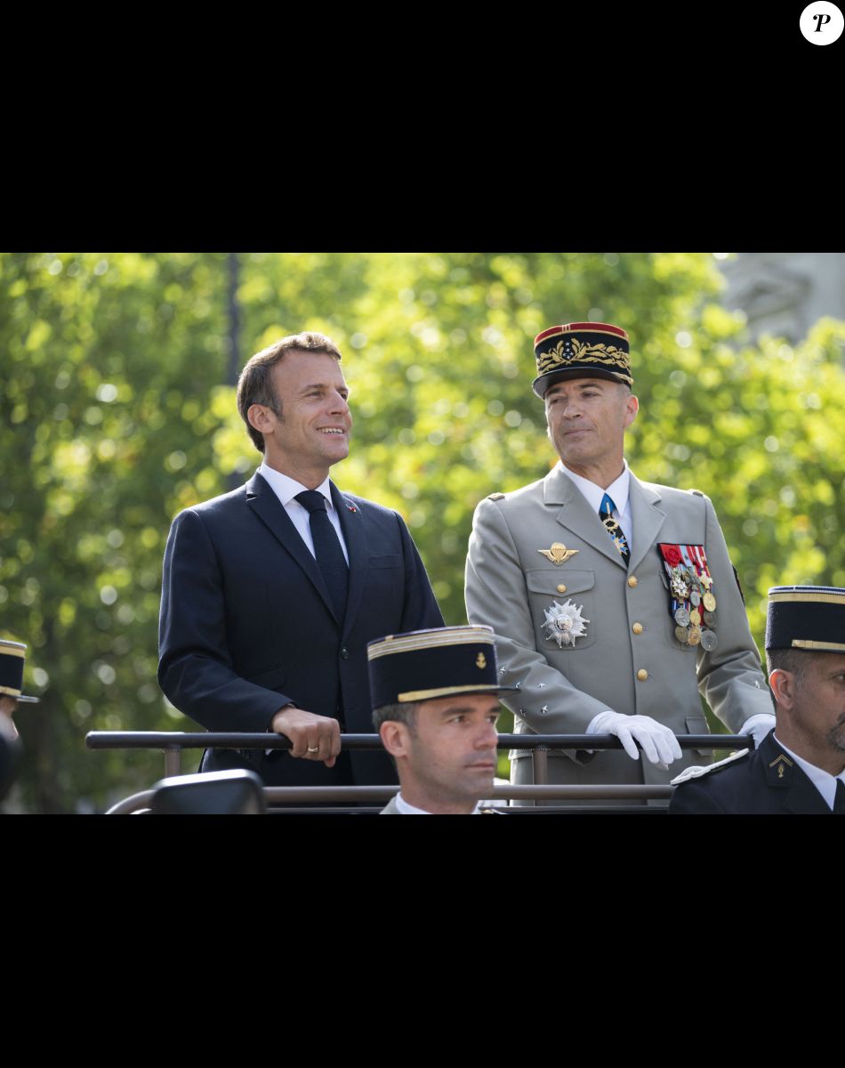 Thierry Burkhard, chef d'état major des armées - Le président Emmanuel Macron lors du défilé militaire du 14 Juillet à Paris. © Eliot Blondet / Pool / Bestimage