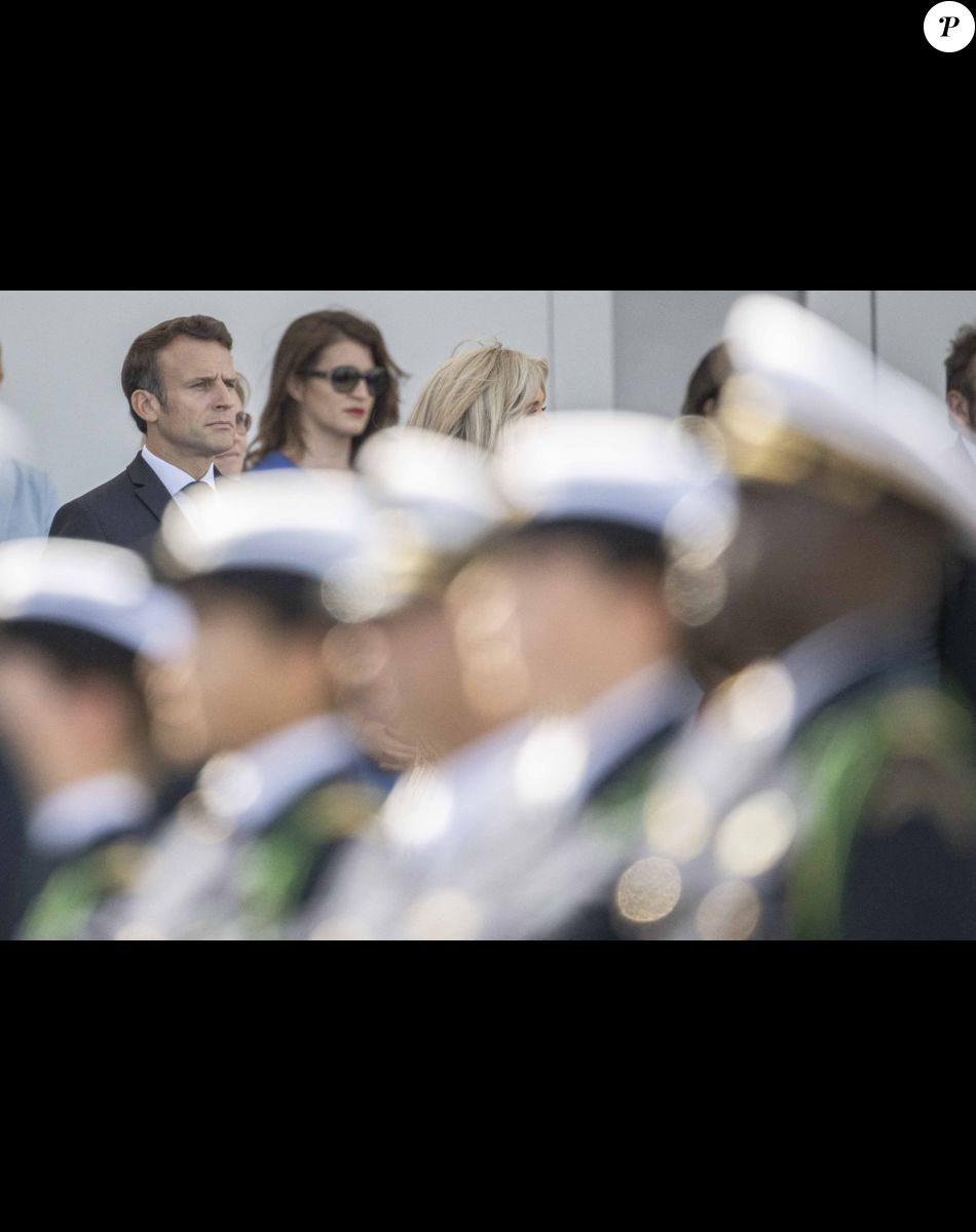 la première dame Brigitte Macron - Le président Emmanuel Macron lors du défilé militaire du 14 Juillet à Paris. © Eliot Blondet / Pool / Bestimage French President Emmanuel Macron and his wife Brigitte attend the Bastille Day parade Thursday, July 14, 2022 in Paris. Photo by Eliot Blondet/ABACAPRESS.COM