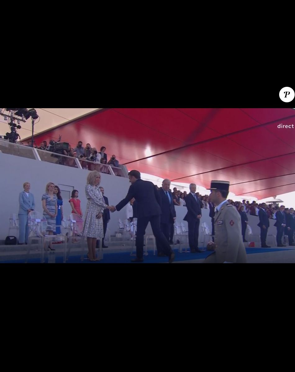 Emmanuel Macron fait un baise-main à Brigitte le 14 juillet 2022