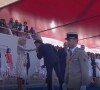Emmanuel Macron fait un baise-main à Brigitte le 14 juillet 2022