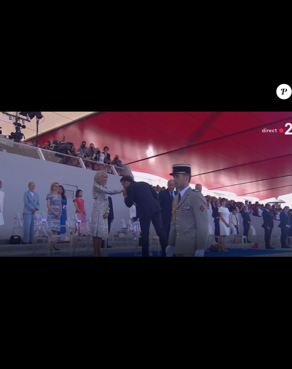 Emmanuel Macron fait un baise-main à Brigitte le 14 juillet 2022
