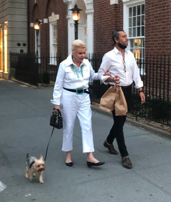 Exclusif - Ivana Trump promène son chien accompagnée d’un jeune inconnu dans les rues de New York, le 4 juillet 2021
