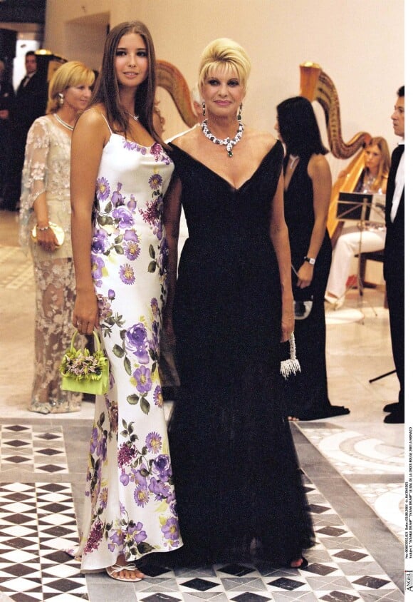 Ivanka et sa mère Ivana Trump en 2001 lors du bal de la Croix-rouge