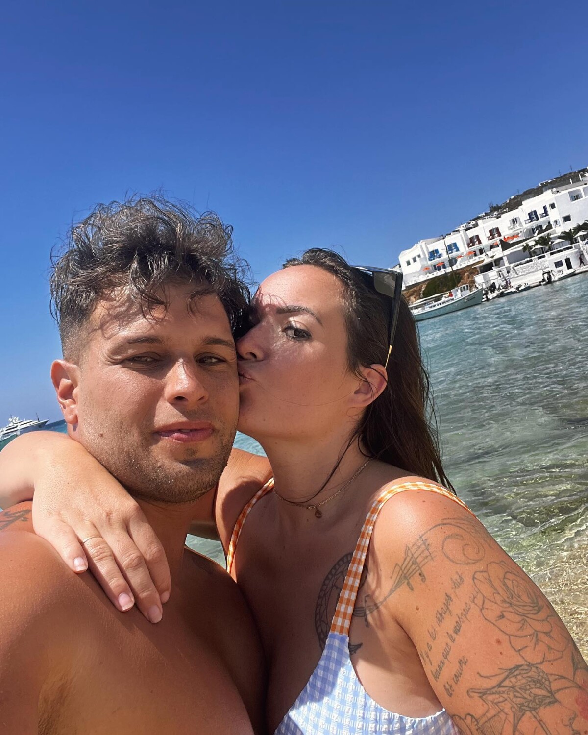 Photo : Kelly Helard et Neymar en vacances en amoureux, en Grèce. -  Purepeople