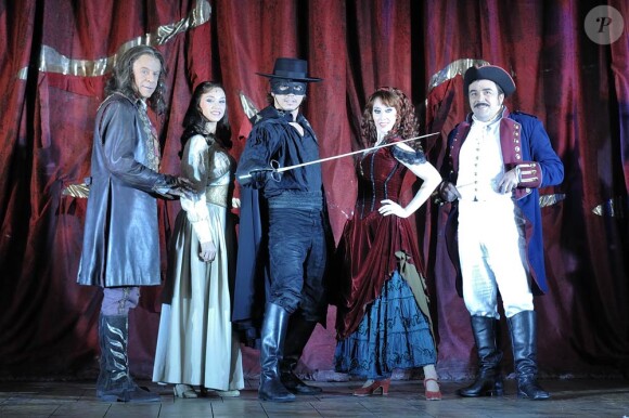 Laurent Bàn et la troupe de Zorro le musical sont sur la scène des Folies Bergère jusqu'au 30 avril 2010